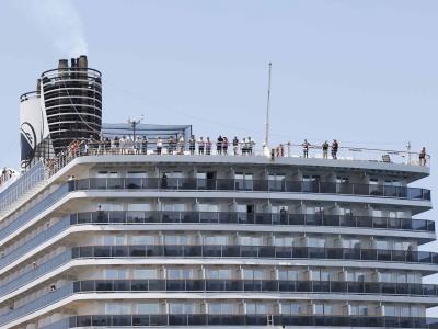 Recepción de más de 250 personas a los turistas del crucero en Cabo Rojo