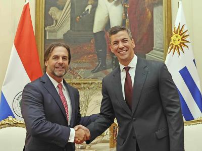 Santiago Peña y Lacalle Pou mantienen un encuentro en Paraguay