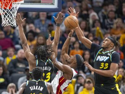 Turner logra un doble-doble para asistir a los Pacers a mantenerse por delante del Heat