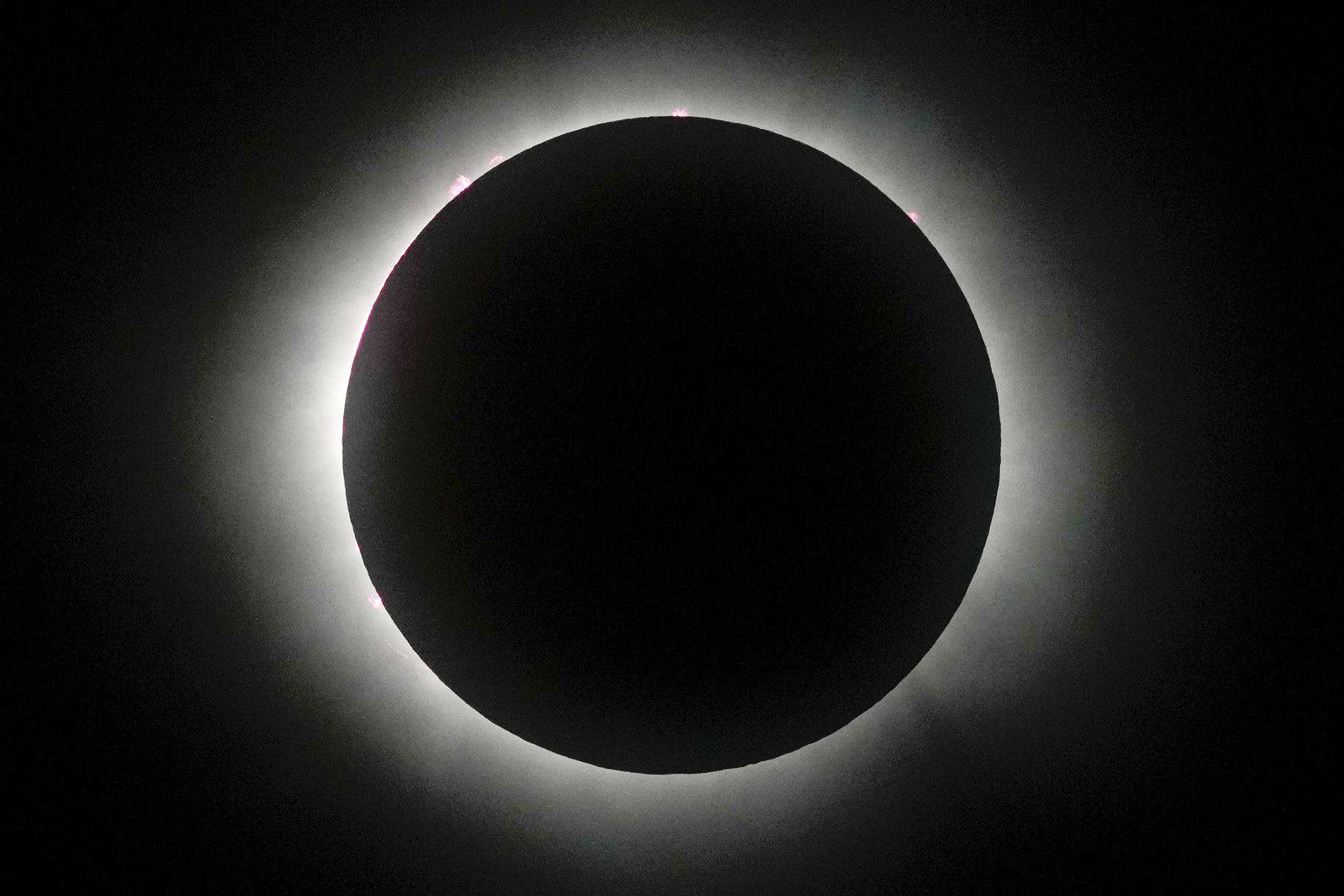 Un gran número de personas observan el Eclipse solar total en América del Norte