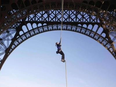 Una mujer francesa sube a la Torre Eiffel sin ayuda, solo con una cuerda