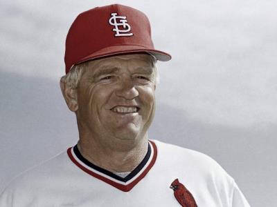 Whitey Herzog, quien guió a los Cardenales a la Serie Mundial, muere