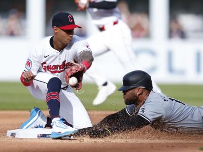 Yoan Moncada recibe asistencia para retirarse después de lesionarse durante el juego