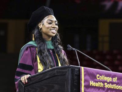 Adolescente de Chicago obtiene un doctorado los 17 años