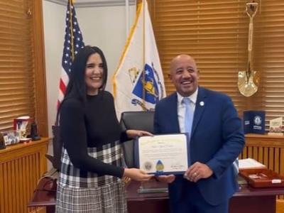 Aisha Syed recibe reconocimiento del alcalde Lawrence Bryan Peña