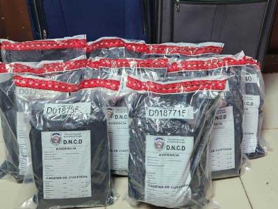 Arrestan a una mujer en el Aeropuerto Internacional de Las Américas (AILA) con veintidós paquetes de presunta marihuana