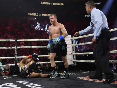 Canelo Álvarez conserva su título al vencer por decisión unánime a Munguía