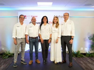 Celebración del éxito de Thais Herrera al alcanzar la cima del Everest