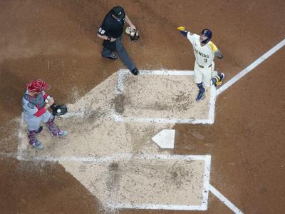 Cerveceros conectan 3 cuadrangulares contra Gray y vencen a Cardenales