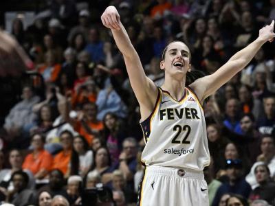 Clark tiene dificultades en sus primeros minutos en la WNBA