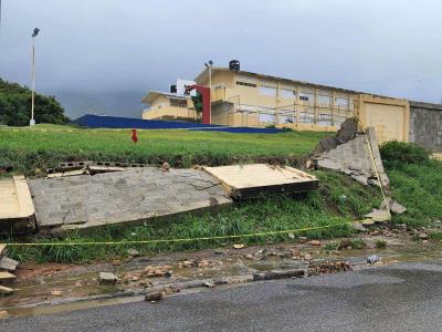 Colapso de muro en institución educativa debido a fuertes lluvias