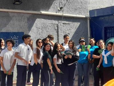 Colegio ABC realiza una donación de un contenedor para reciclaje