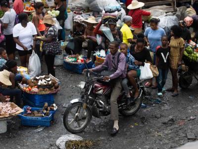 Compradores haitianos abarroten el mercado de Petionville a pesar de las condiciones insalubres