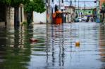 Inundaciones por lluvias desesperan a residentes de Los Pinos, en Hainamosa