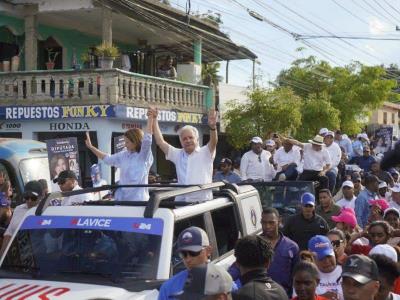 Conducción de la caravana en Los Alcarrizos liderada por Raquel Peña