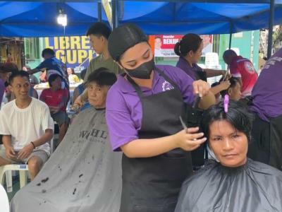 Cortes de cabello gratuitos para enfrentar el calor intenso en Filipinas
