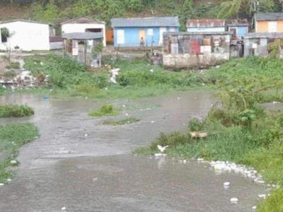 Crece el nivel de agua en ríos y cañadas de Hato Mayor, causando inundaciones