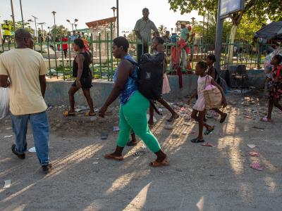 Crisis obliga a familias haitianas a abandonar Puerto Príncipe