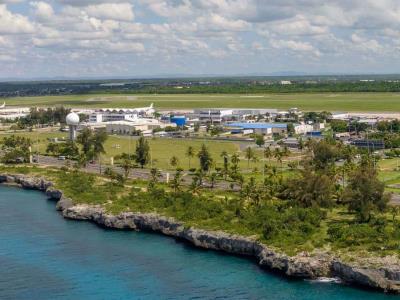 ¿Cuál es la fecha estimada para la construcción de un hotel en el Aeropuerto Internacional de Las Américas?