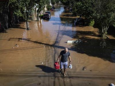 Desalojo de miles de personas debido a inundaciones en Brasil