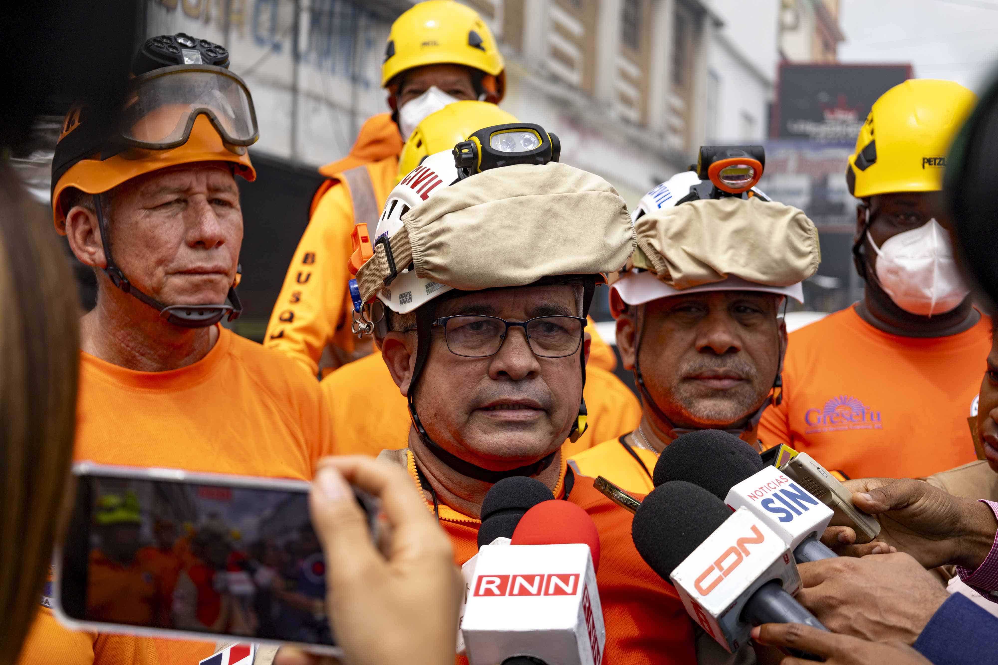 Dirigentes de la Defensa Civil dan declaraciones sobre el incendio.