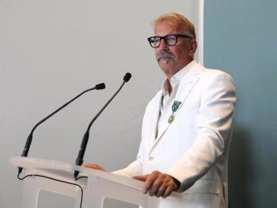 El actor Kevin Costner vuelve a la famosa ciudad de Cannes y recibe elogios en el prestigioso evento de alfombra roja