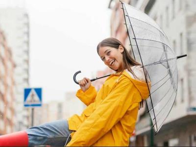 ¿El agua de lluvia es buena o mala para el cabello?