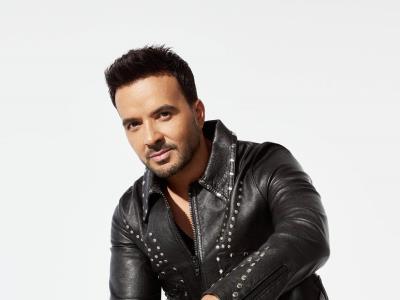 El cantante Luis Fonsi lanza su más reciente álbum con motivo de celebrar sus dos décadas y media de trayectoria profesional