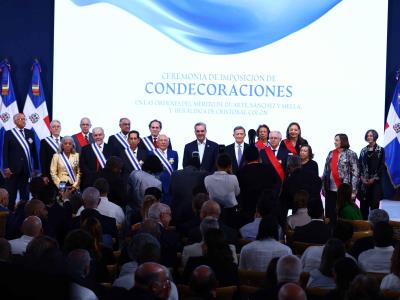El gobierno otorga reconocimientos a 19 embajadores de la nación
