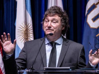 El hijo de Jair Bolsonaro muestra su respaldo a Javier Milei después de criticar a Pedro Sánchez
