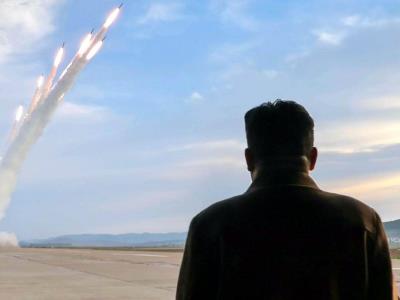 El líder norcoreano Kim Jong Un observa el lanzamiento de varios cohetes