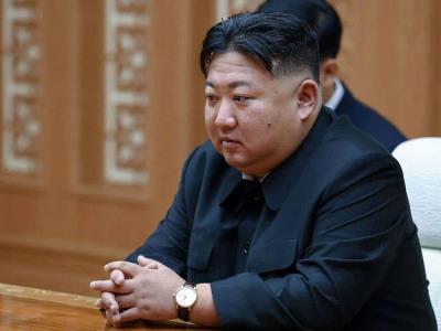 El líder norcoreano Kim Jong-un supervisa un ensayo con lanzacohetes múltiples apuntando hacia el Sur