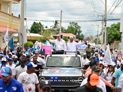 El presidente Abinader lidera un desfile en Cotuí