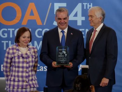 El presidente Luis Abinader es galardonado durante la Conferencia de las Américas