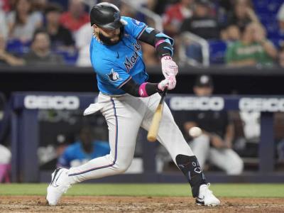 Emmanuel Rivera anota la victoria de los Marlins con un hit sencillo