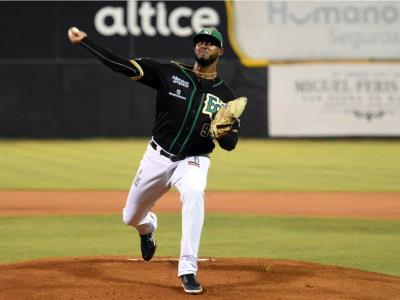 Estrellas Orientales y Leones del Escogido intercambian en la Liga Dominicana de Béisbol