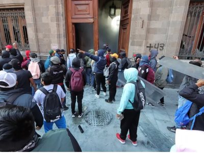 Estudiantes de la Escuela Normal Rural Raúl Isidro Burgos de Ayotzinapa realizan protesta en Palacio Nacional de México