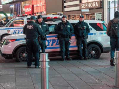 Hombre sufre ataque con machete en ambas extremidades inferiores en la concurrida zona de Times Square en la ciudad de Nueva York