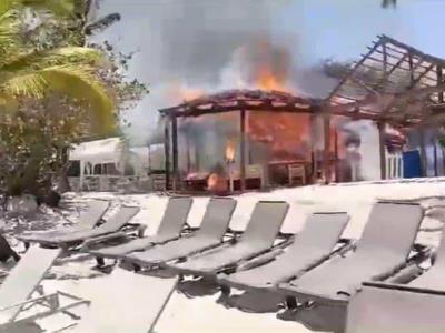 Incendio en restaurante de playa de la isla Catalina