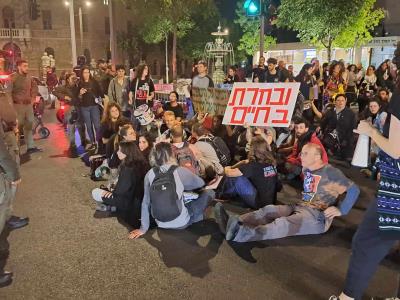 Israelíes exigen la liberación de rehenes y la celebración de elecciones antes de lo previsto