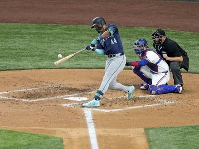 Julio Rodríguez batea un cuadrangular contra Oakland