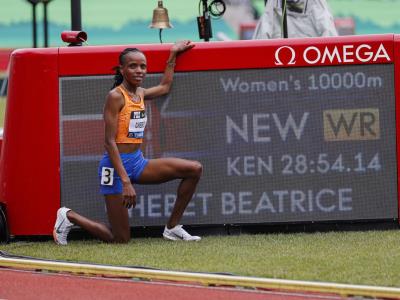 Keniata Beatrice Chebet establece un nuevo récord de 10.000 metros en el Clásico Prefontaine