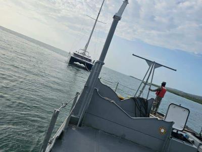 La Armada logra rescatar un catamarán que se encontraba desviado en aguas del mar Caribe