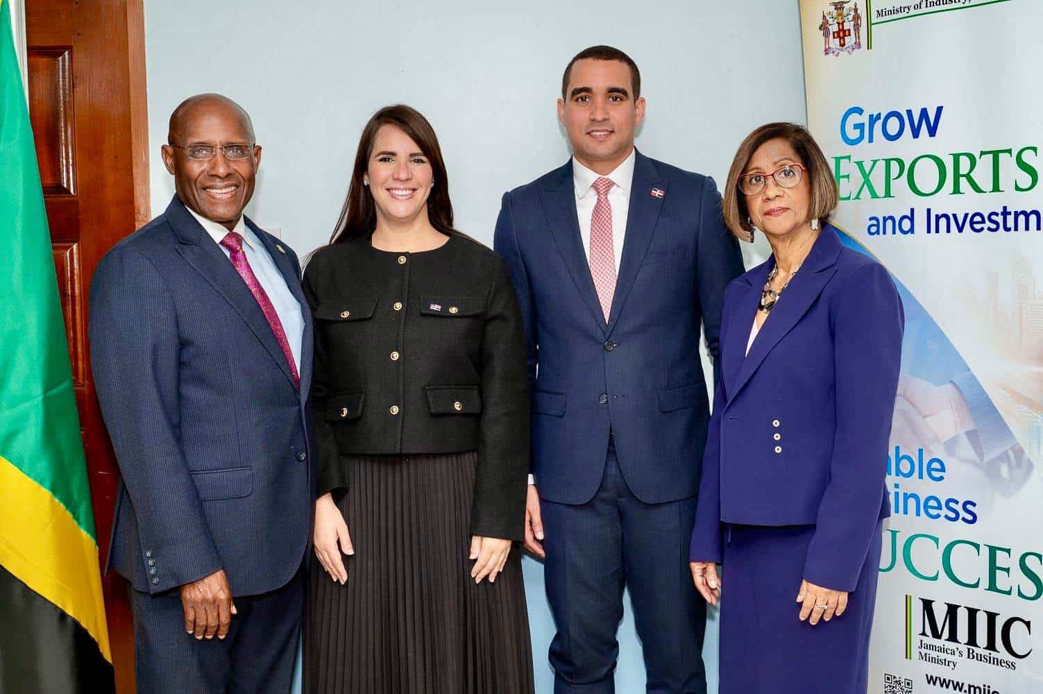 La embajadora Angie Martínez y el viceministro dominicano Julio José Gómez durante la reunión con el ministro de Industria, Inversión y Comercio de Jamaica, senador Aubyn Hill