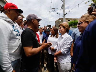 La vicepresidenta Raquel Peña se compromete a realizar la reconstrucción de viviendas dañadas por las lluvias en San Francisco de Macorís