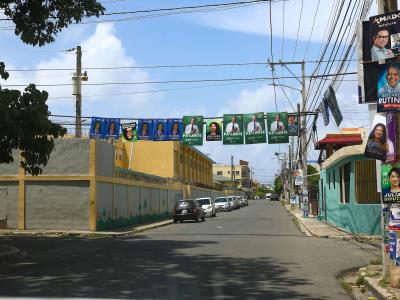 Las autoridades municipales están retirando la publicidad política de las calles y avenidas