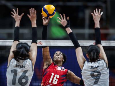 Las jugadoras representantes del equipo de voleibol femenino de República Dominicana dominan en su encuentro contra Corea del Sur en la Liga de Naciones