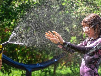 Llamado a mantenerse hidratado debido a una ola de calor intensa