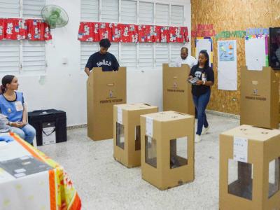 Los ciudadanos de República Dominicana participan en el proceso electoral del año 2024.