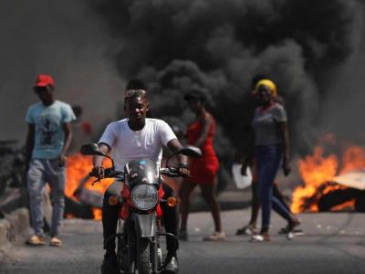 Los habitantes de la ciudad de Puerto Príncipe impiden el paso por las calles en protesta contra grupos delictivos armados